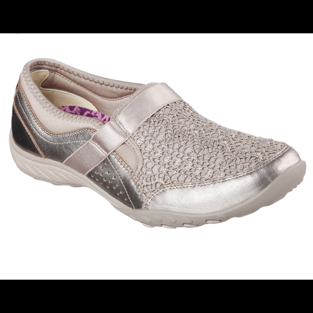 Skechers Women's BREATHE EASY-CLEAN SWEEP Loafer 6